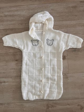 Ropa de bebé tejida . Saco con capucha