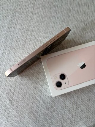 iPhone 13 Rosa con caja y cable impecable.