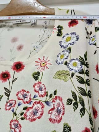 Jersey manga corta color crema y flores. Talla 46