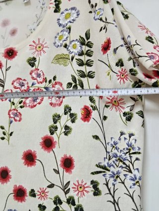 Jersey manga corta color crema y flores. Talla 46
