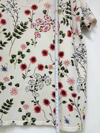 Jersey manga corta color crema y flores. Talla 46