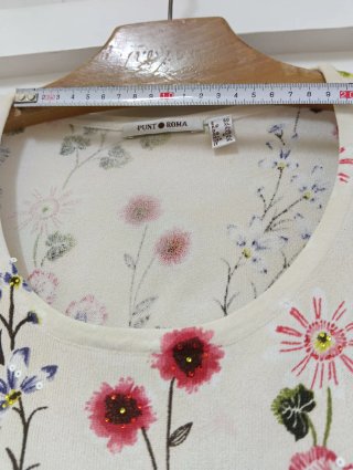 Jersey manga corta color crema y flores. Talla 46