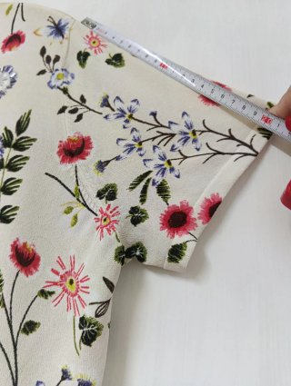 Jersey manga corta color crema y flores. Talla 46