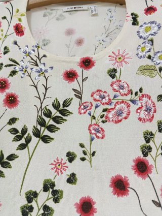 Jersey manga corta color crema y flores. Talla 46