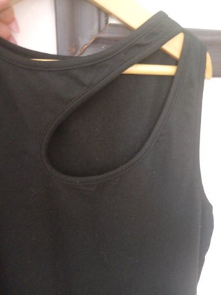 Vestido negro con escote