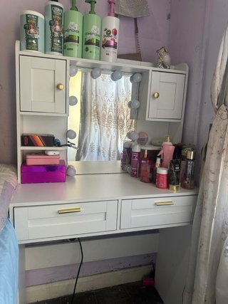 Tocador de maquillaje blanco y dorado