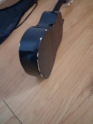 Ukelele negro con funda