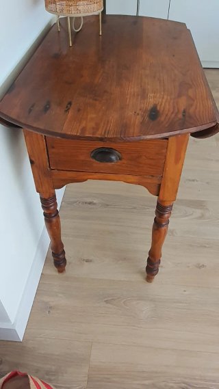 Mesa antigua de madera con alas y dos cajones