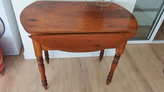 Mesa antigua de madera con alas y dos cajones