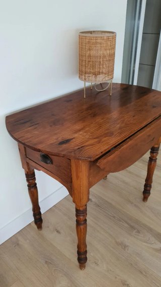 Mesa antigua de madera con alas y dos cajones