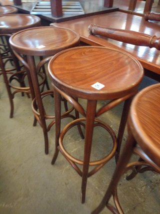Taburetes de madera estilo Thonet