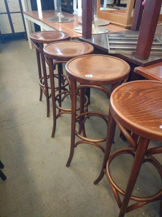 Taburetes de madera estilo Thonet