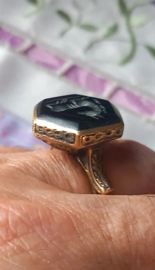 Anello sigillo antico con cervo intagliato