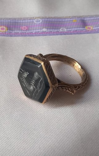 Anello sigillo antico con cervo intagliato