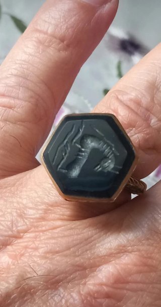 Anello sigillo antico con cervo intagliato
