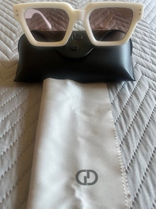 Gafas de sol blancas y marrones
