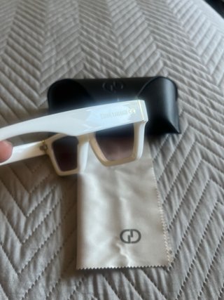 Gafas de sol blancas y marrones