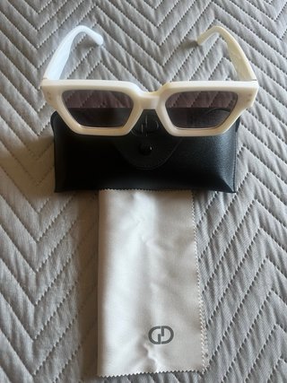 Gafas de sol blancas y marrones