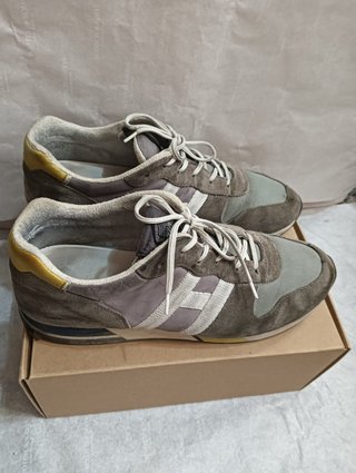 Zapatillas deportivas marrones y verdes