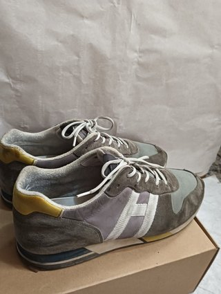 Zapatillas deportivas marrones y verdes