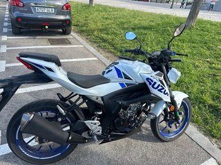 Suzuki Naked Blanca y Azul