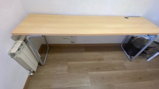 Mesa de madera y patas de metal