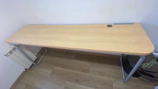 Mesa de madera y patas de metal