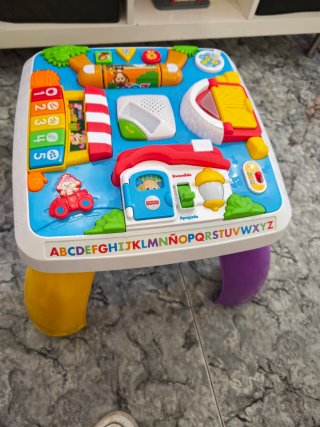 Mesa de juegos y canasta de baloncesto infantil