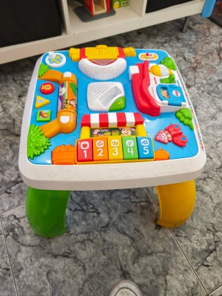 Mesa de juegos y canasta de baloncesto infantil