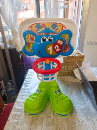 Mesa de juegos y canasta de baloncesto infantil