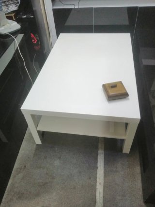 Mesa de centro blanca con estante