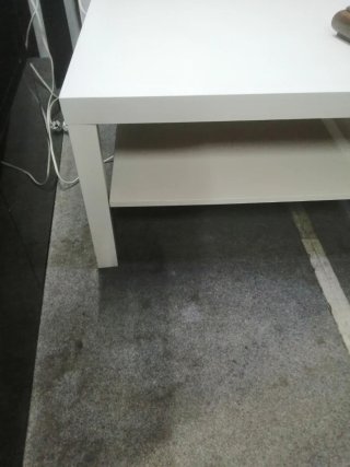 Mesa de centro blanca con estante