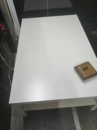 Mesa de centro blanca con estante