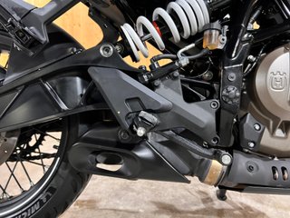 Husqvarna Svartpilen 401 Negra/Gris
