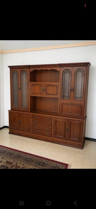 Mueble clásico de madera y cristal