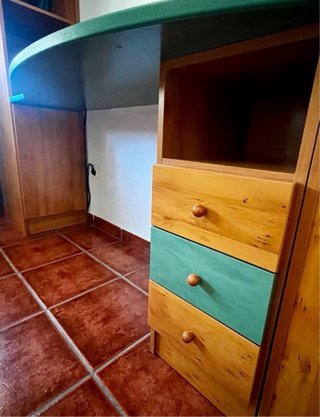 HABITACIÓN: 2 CAMAS, ESCRITORIO Y ESTANTERÍA