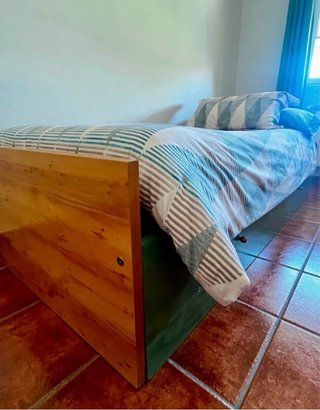 HABITACIÓN: 2 CAMAS, ESCRITORIO Y ESTANTERÍA