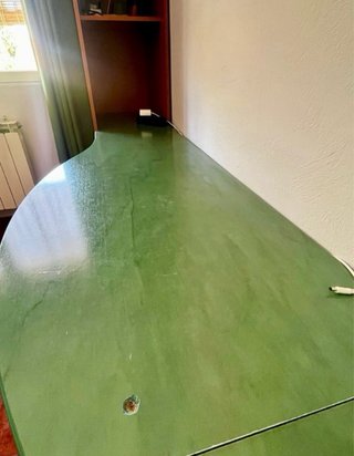HABITACIÓN: 2 CAMAS, ESCRITORIO Y ESTANTERÍA