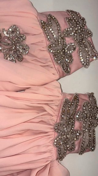 Vestido rosa con pedrería y flor