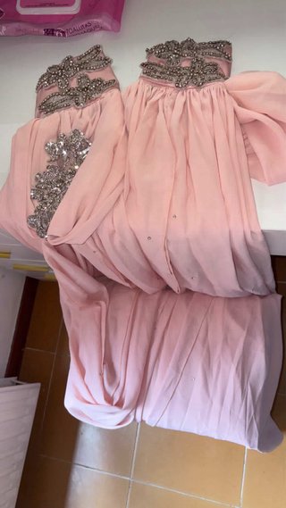 Vestido rosa con pedrería y flor