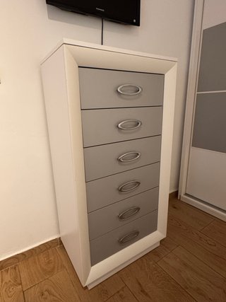 Cómoda de dormitorio blanca y gris