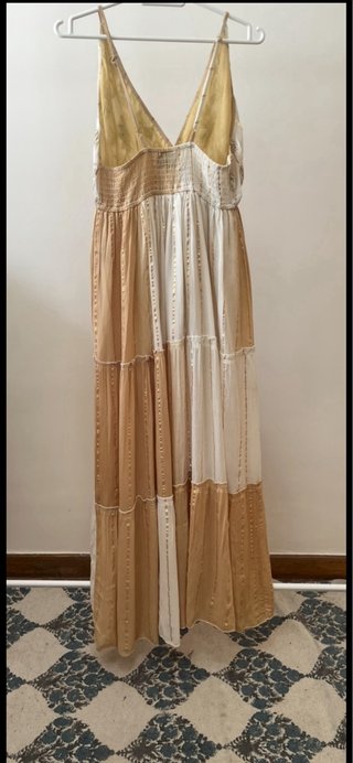 Vestido largo beige y dorado con abalorios