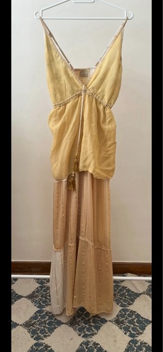 Vestido largo beige y dorado con abalorios
