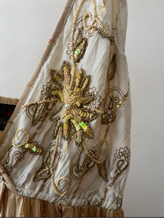 Vestido largo beige y dorado con abalorios