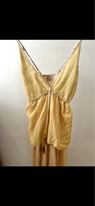 Vestido largo beige y dorado con abalorios