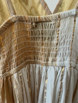 Vestido largo beige y dorado con abalorios