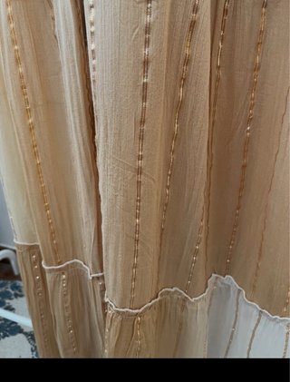 Vestido largo beige y dorado con abalorios