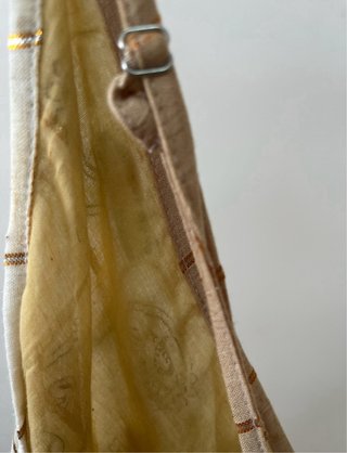 Vestido largo beige y dorado con abalorios