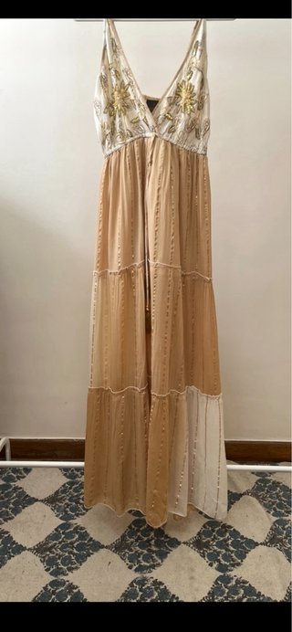 Vestido largo beige y dorado con abalorios