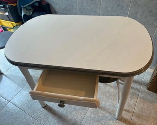 Mesa de cocina con 2 taburetes